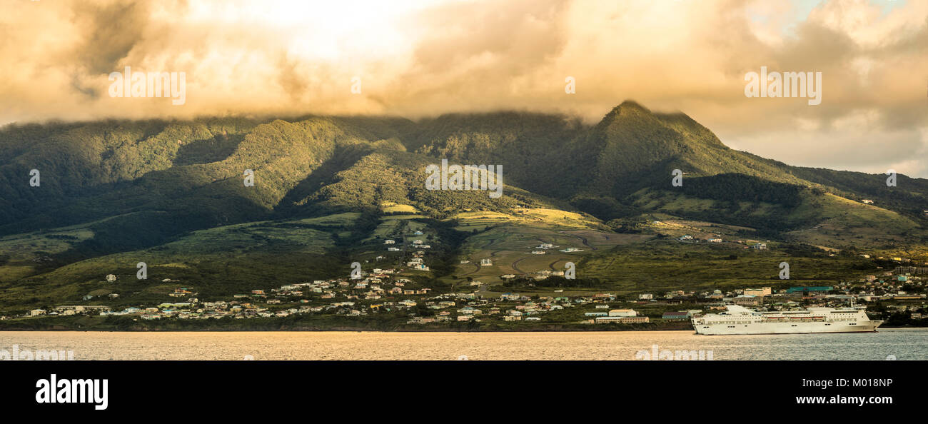 Basseterre, St. Kitts und Mount Liamuiga in Wolken behangen in der Morgendämmerung. Stockfoto