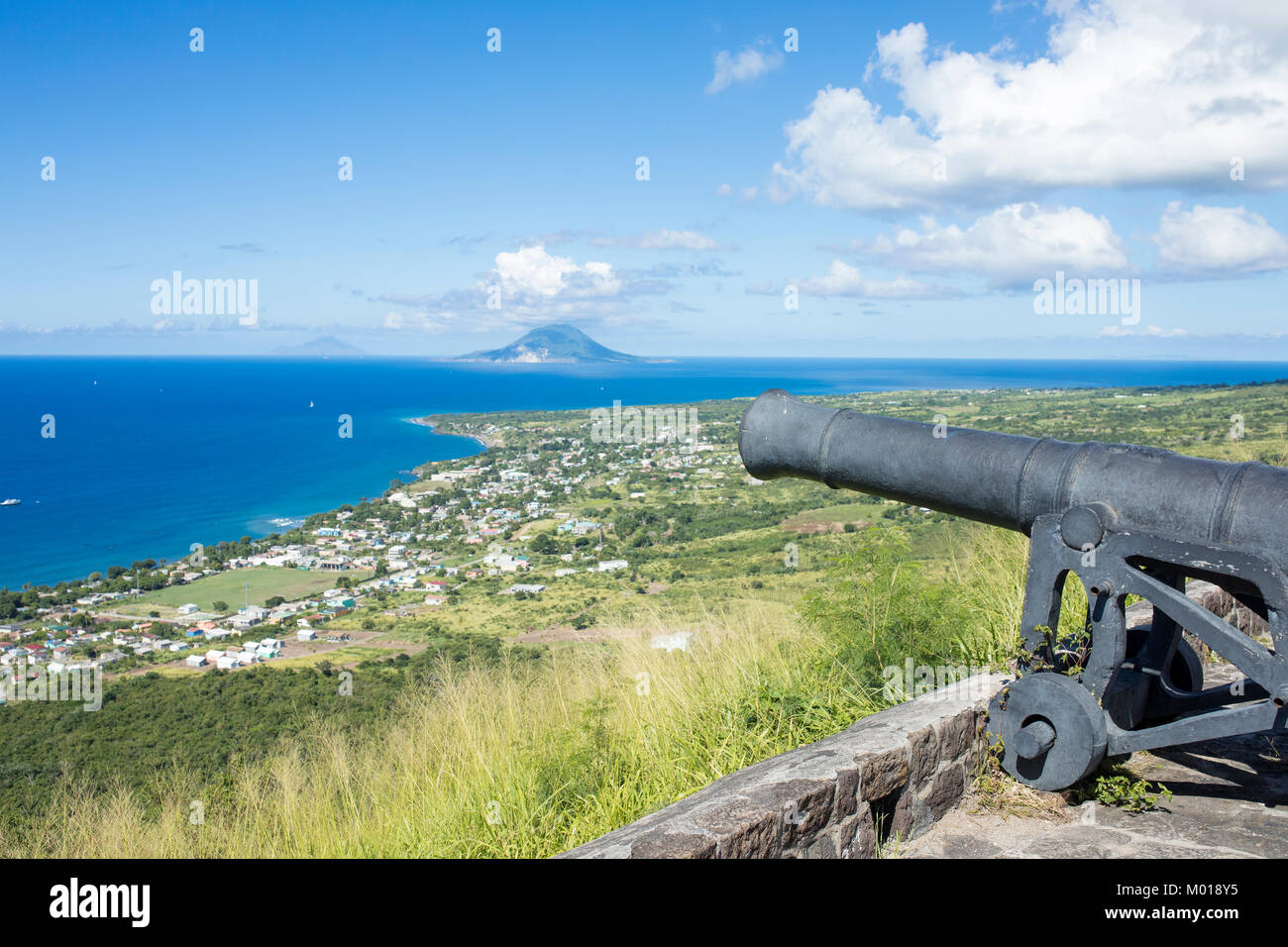 Canon auf den Ruinen von Schwefel Festung in St. Kitts mit der Insel St Eustatius und Saba im Hintergrund. Stockfoto