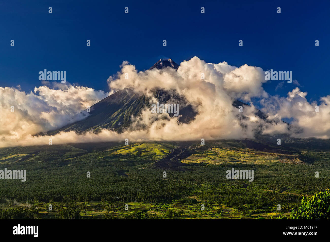 Mount Mayon Vulkan in der Nähe von Legazpi City in der Region Bicol Albay Bezirk, Luzon, Philippinen erzeugt seinen eigenen Wetter und Klima. Stockfoto
