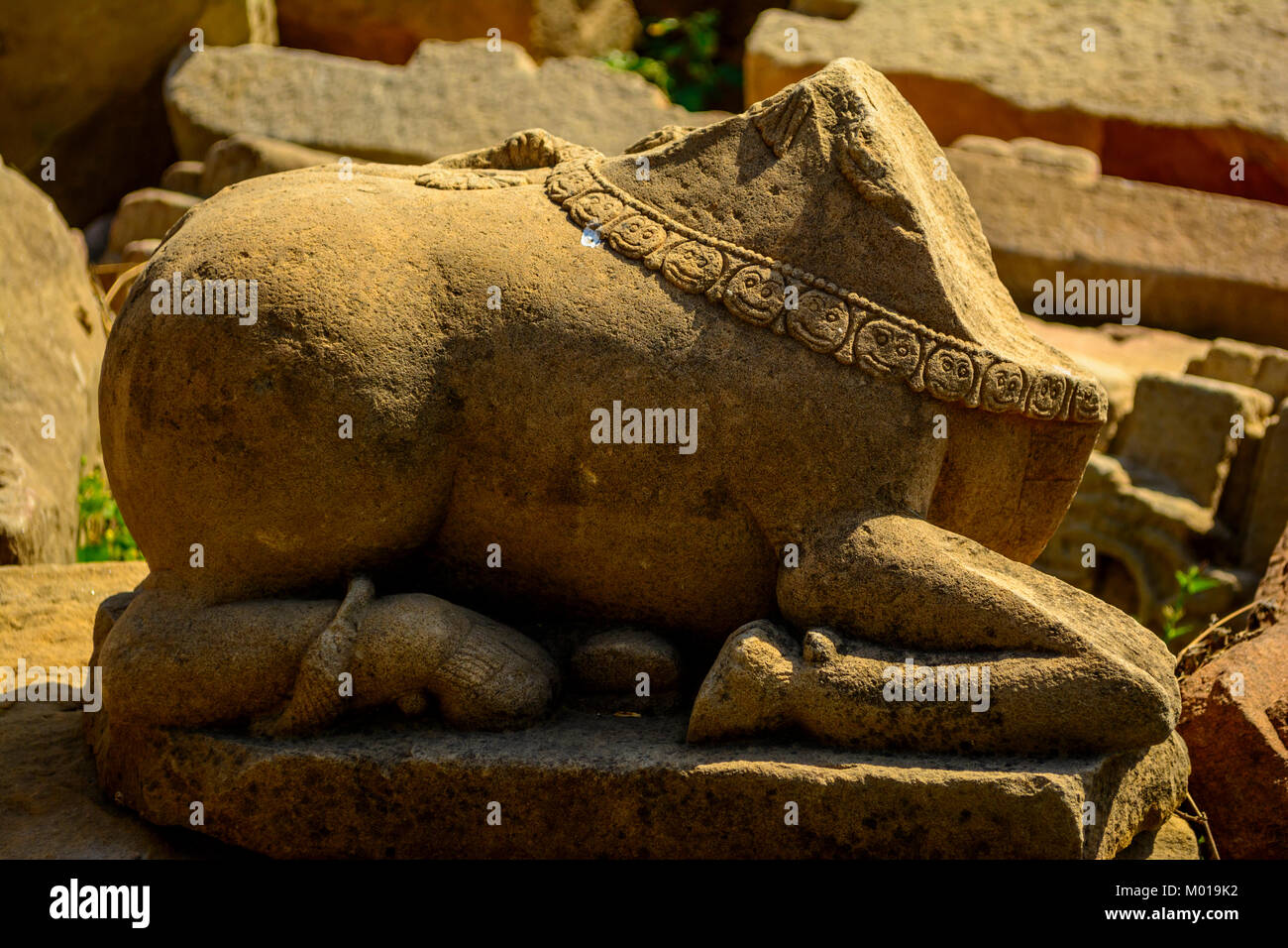 Gebrochene Statue von Nandi, Hindu Tempel Ruinen, Gwalior Madhya Pradesh, Indien Stockfoto