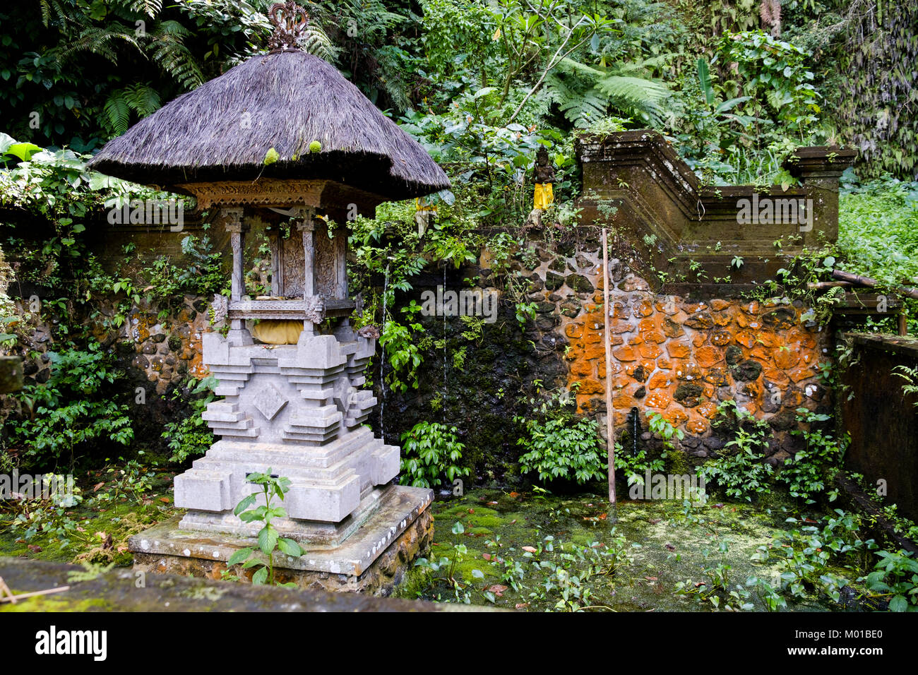 Eine kleine strohgedeckte Schrein innerhalb des Gunung Kawi Komplex in Tampaksiring, Bali, Indonesien. Stockfoto