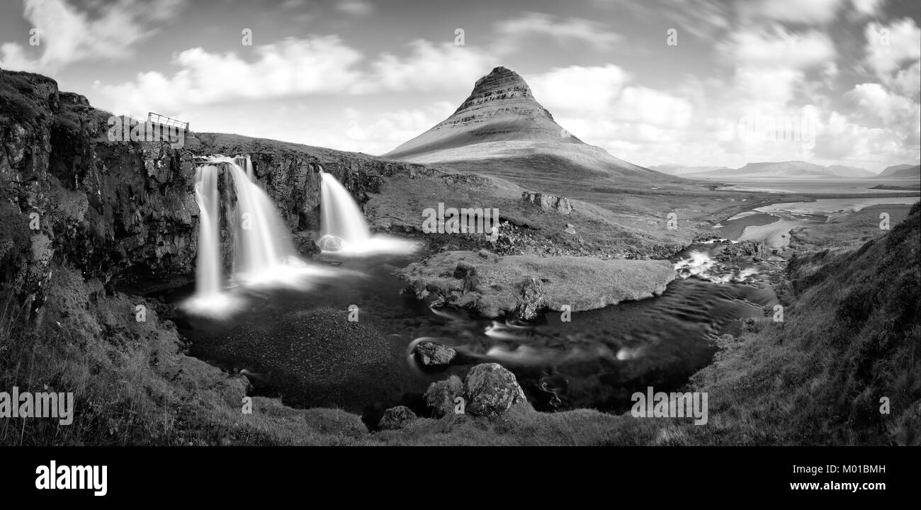 Schwarze und weiße Panorama der Kirkjufell Wasserfall mit dem berühmten Berg im Hintergrund. Stockfoto