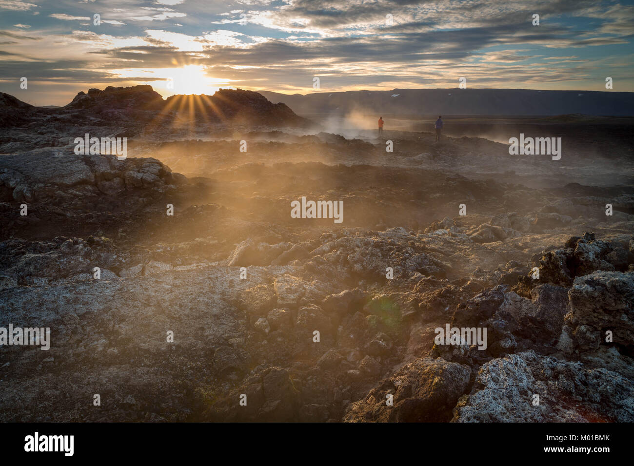 Niedrige Sonne in einem erstarrten Lava Landschaft am geothermische Felder der Krafla, Myvatn, Island Stockfoto
