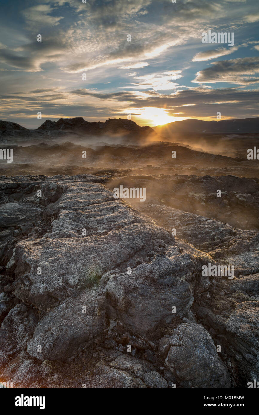 Niedrige Sonne in einem erstarrten Lava Landschaft am geothermische Felder der Krafla, Myvatn, Island Stockfoto