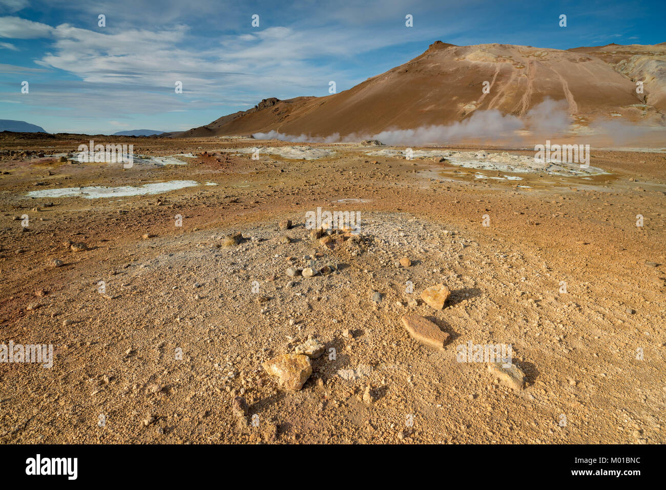 Landschaft von Hverarond in Nordisland mit Dampfschwaden aus fumarole oder vulkanschlote im Hintergrund. Stockfoto