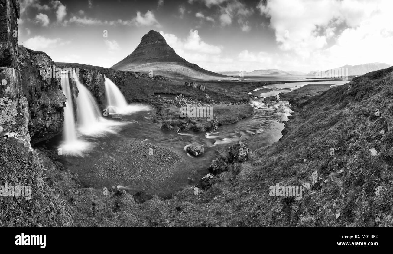 Schwarze und weiße Panorama der Kirkjufell Wasserfall mit dem berühmten Berg im Hintergrund. Stockfoto