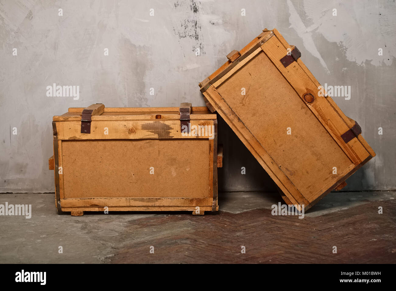 Zwei alte Kisten aus Holz in der Nähe von Grunge Wand Stockfoto