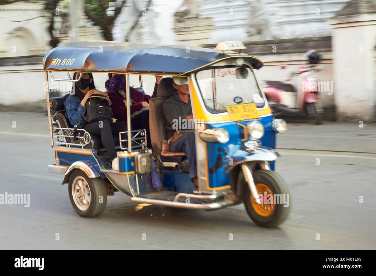 Ein tuk tuk auf einer Straße der Stadt, Chiang Mai, Thailand Stockfoto