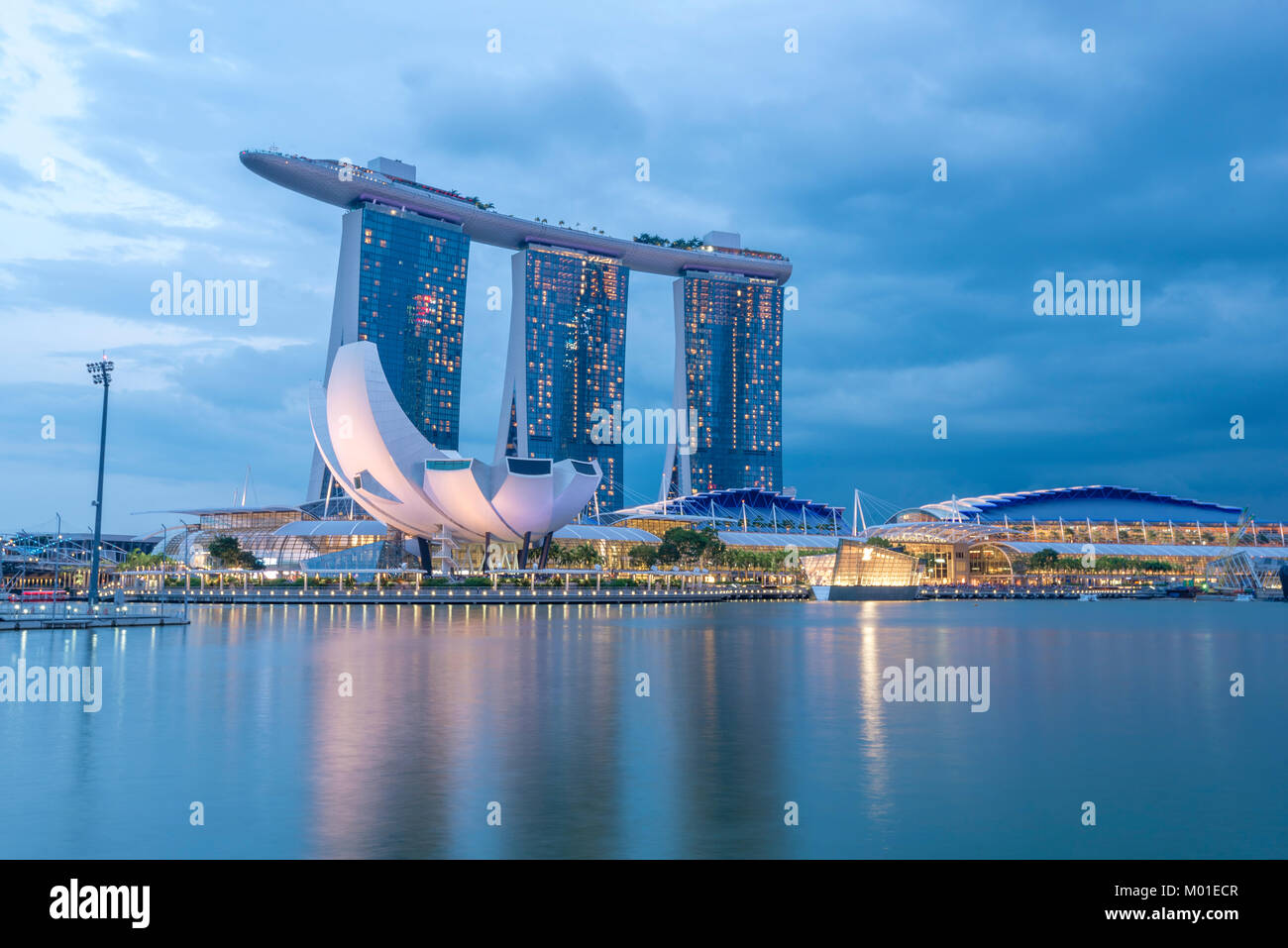 Marina Bay, Singapore. Sonnenuntergang Dämmerung Blick auf berühmte Reservoir in süd-ostasiatische Stadt mit iconic Architektur Stockfoto