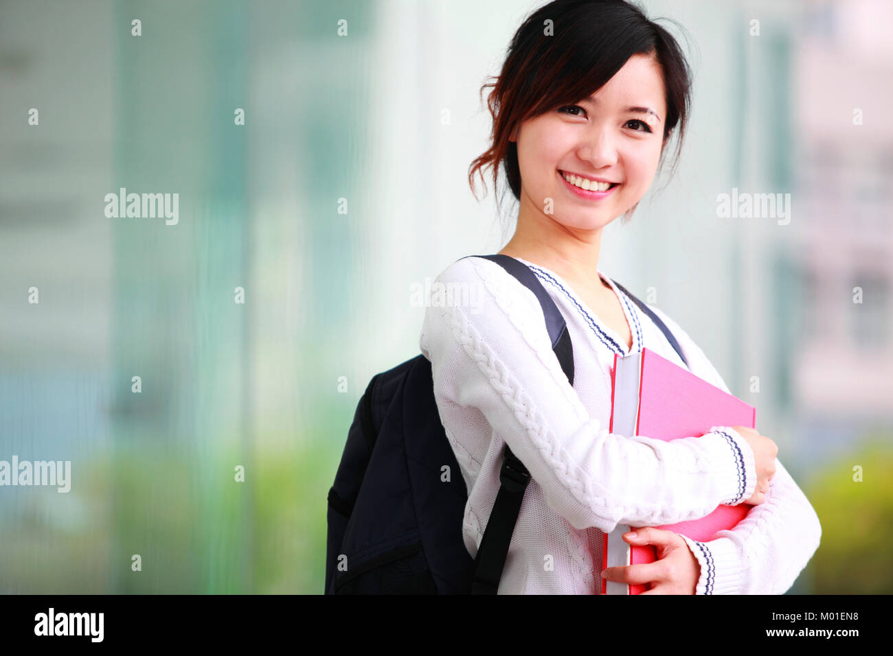 Porträt einer jungen chinesischen College Mädchen lächeln an Kamera Stockfoto