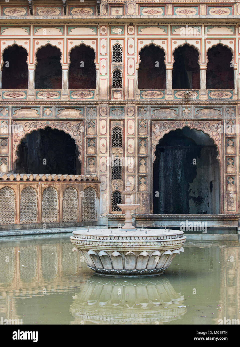 Wassertank an der heiligen Galtaji Monkey Tempel, Jaipur, Indien Stockfoto
