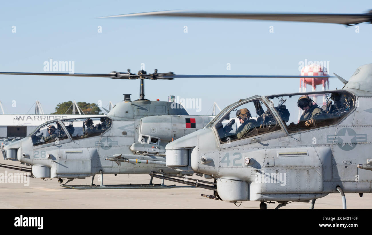 Us Marine Corps AH-1W SuperCobras zugeordnet Marine Light Attack Helicopter Squadron (HMLA) 167 bereite Auf der Marine Corps Air Station New River, N.C., Dez. 21, 2017. Stockfoto