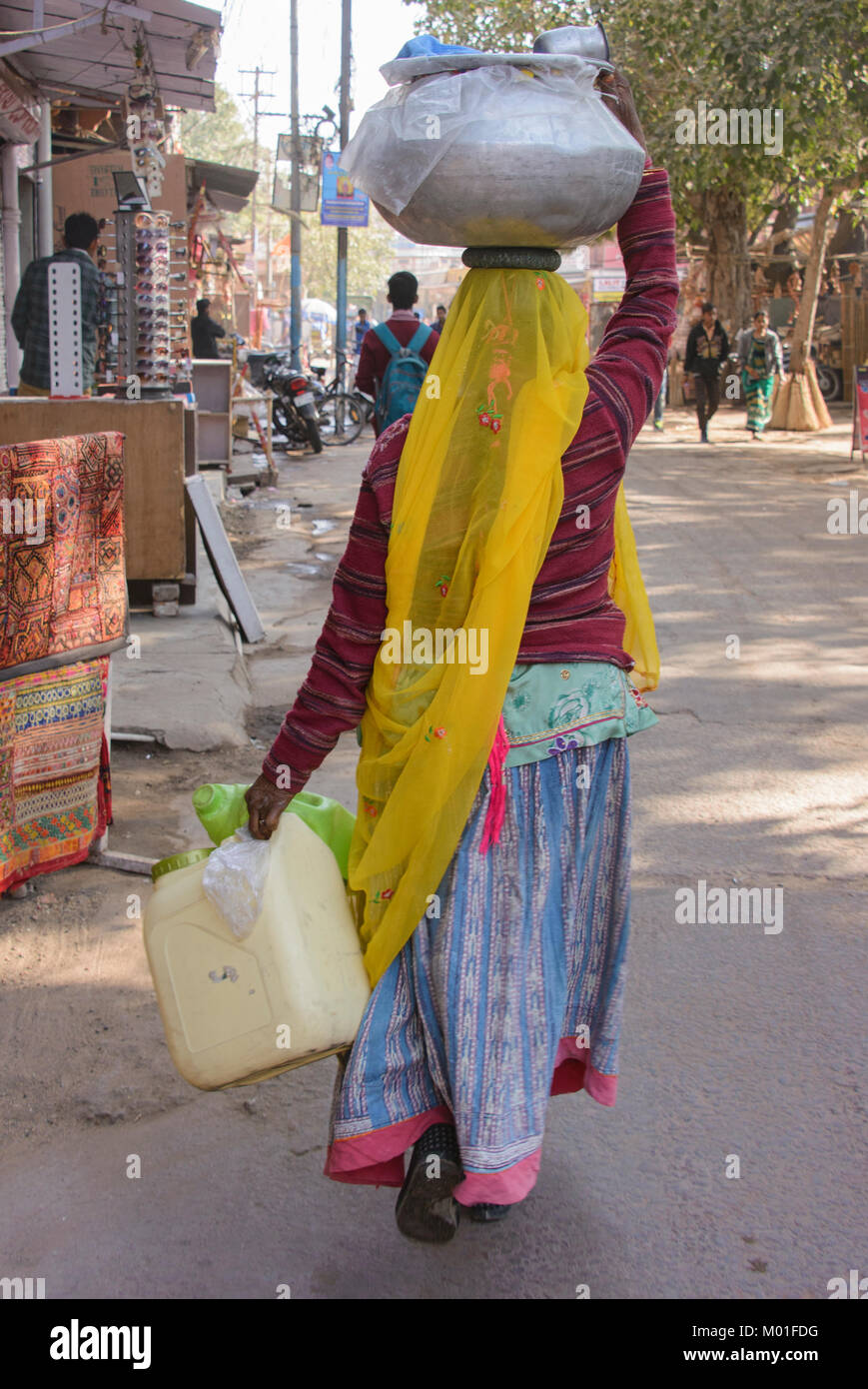 Indische Frau, die Last, Udaipur, Rajasthan, Indien Stockfoto