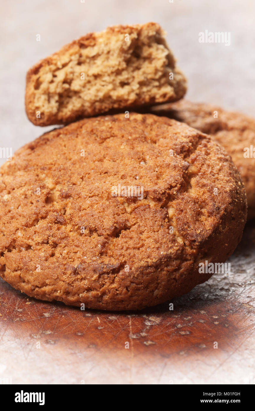 Haferflocken Kuchen auf einem Holzbrett, schoß schließen Stockfoto