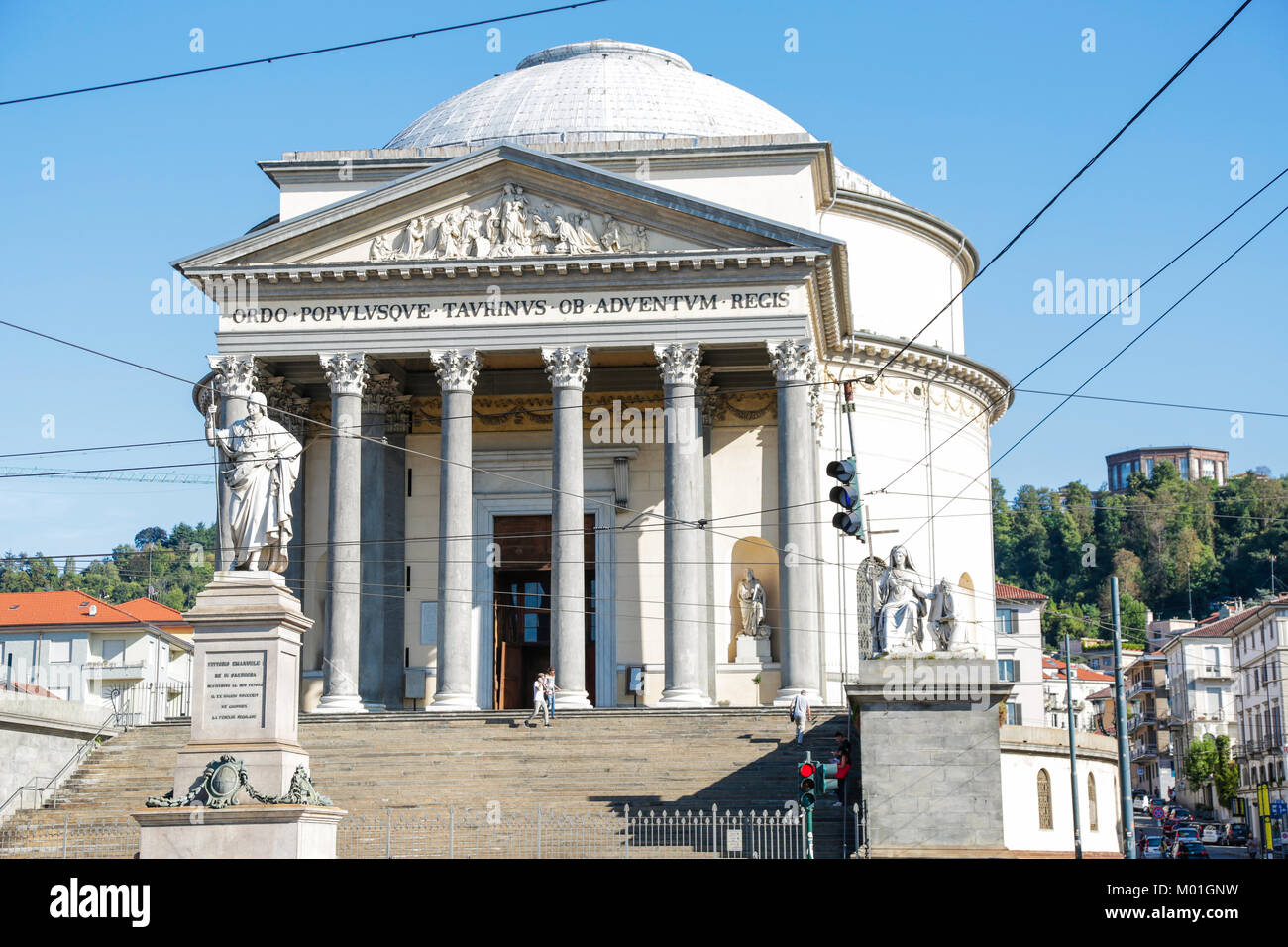 Turin, Italien: historische neoklassizistische Kirche von Gran Madre di Dio, von der Brücke des Flusses Po, an einem sonnigen Tag Stockfoto