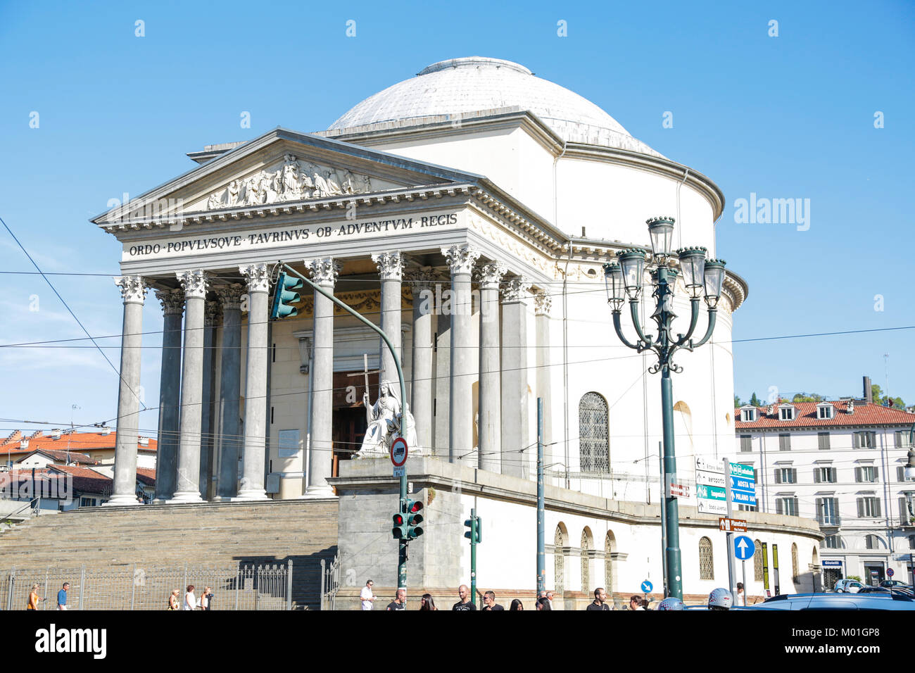 Turin, Italien: historische neoklassizistische Kirche von Gran Madre di Dio, von der Brücke des Flusses Po, an einem sonnigen Tag Stockfoto