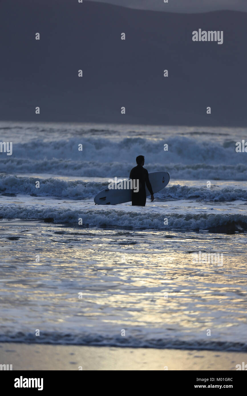 Surfer nutzen die Wellen am Strand an der Westküste von Irland Stockfoto