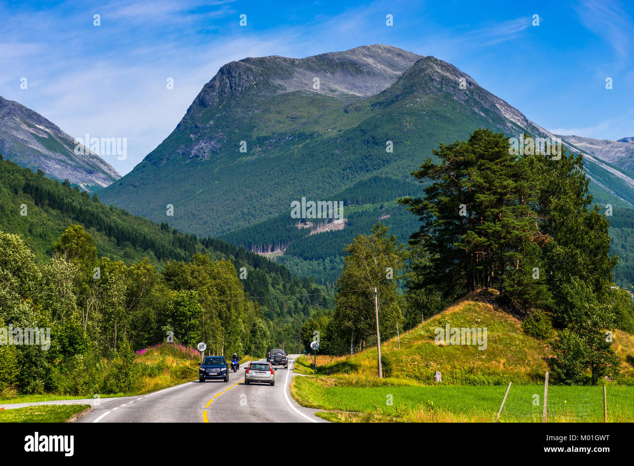 Der Weg aus der alten Dorf in den Bergen, Olden liegt in der Gemeinde Stryn in Sogn und Fjordane County, Norwegen. Stockfoto