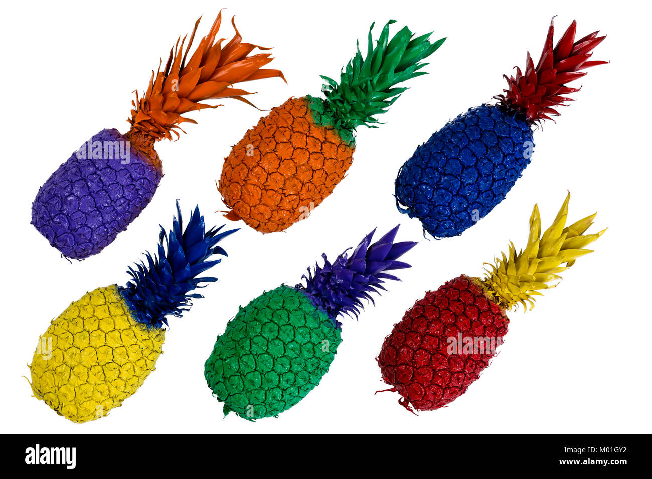 Hoher Winkel studio shot Nahaufnahme von sechs Ananas in verschiedenen lebendigen Farben auf weißem Hintergrund für Kopie Raum isoliert lackiert Stockfoto