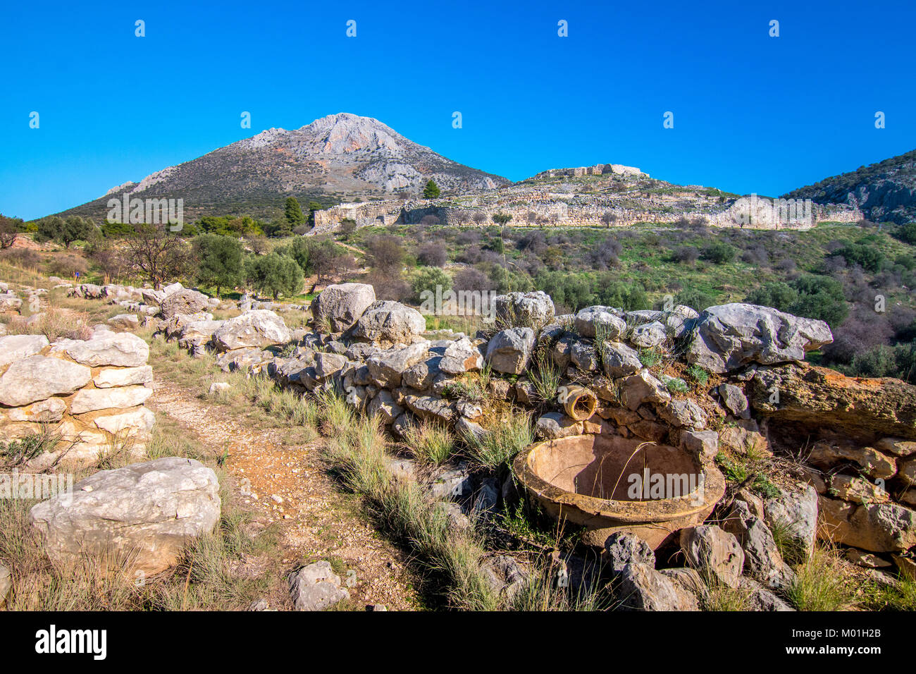 Die archäologische Stätte von Mykene in der Nähe der Ortschaft Mykines, mit alten Gräbern, riesige Mauern und die berühmten Lions Gate, Peloponnes, Griechenland Stockfoto