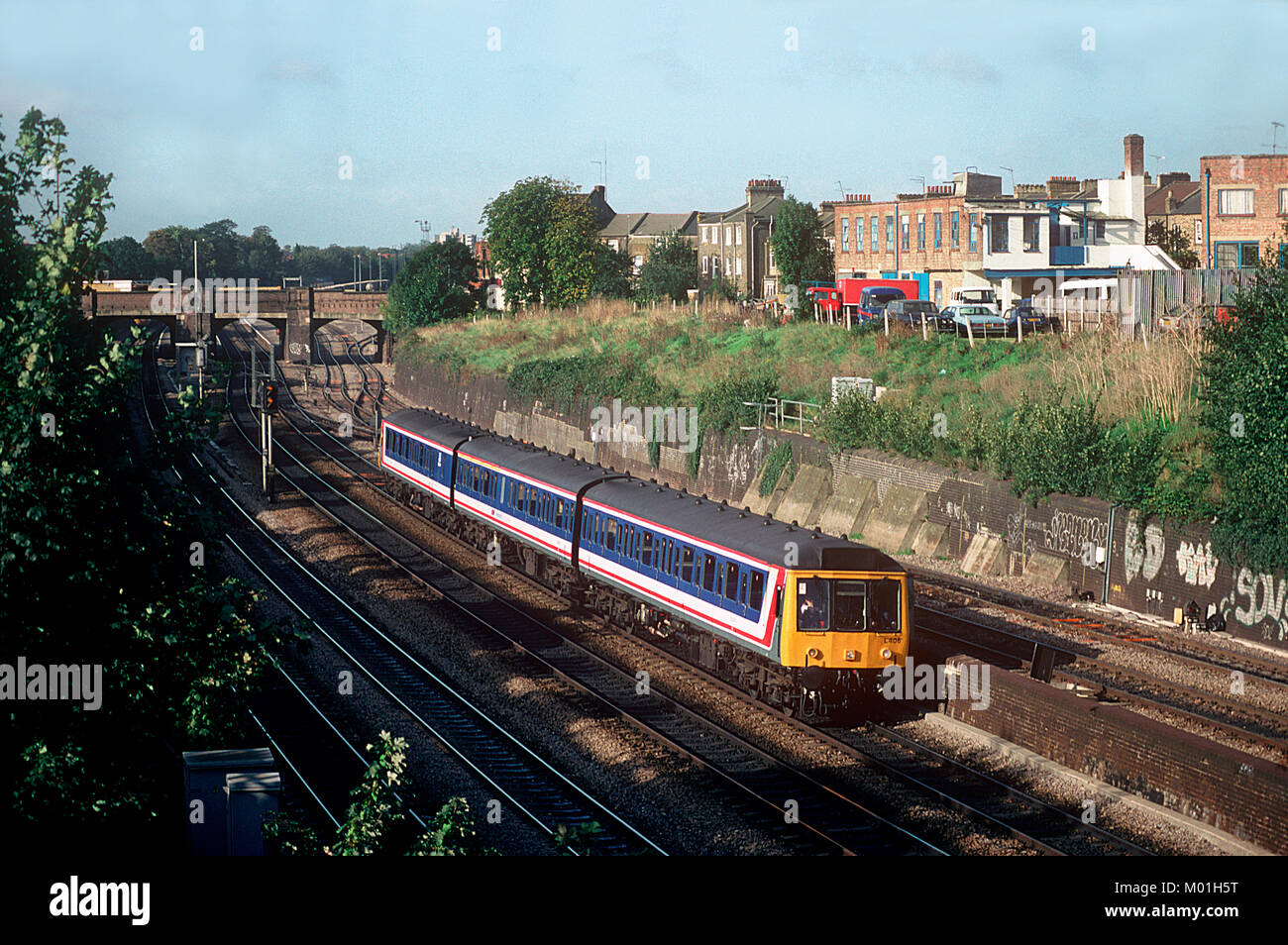 Ein Netzwerk Süd-ost Klasse 117 DMU-Nummer L406 von Stahlblech gebaut, die einen Service in Acton. 10. Oktober 1992. Stockfoto