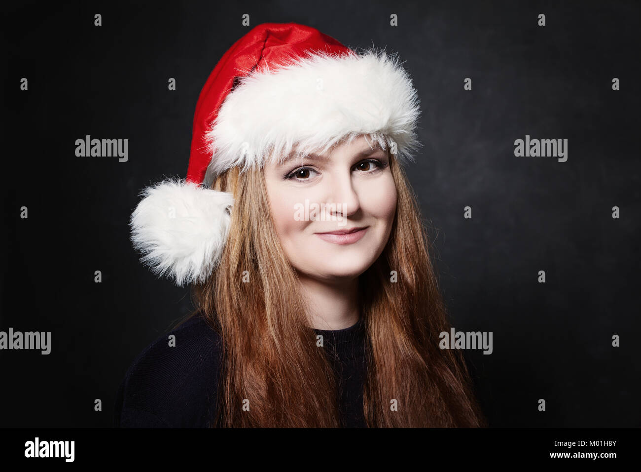 Weihnachten Frau in Santa Hut auf Blackboard Hintergrund Stockfoto