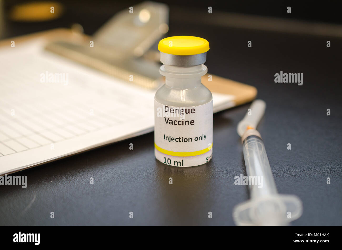 Dengue virus Impfstoff Durchstechflasche mit Spritze Stockfoto