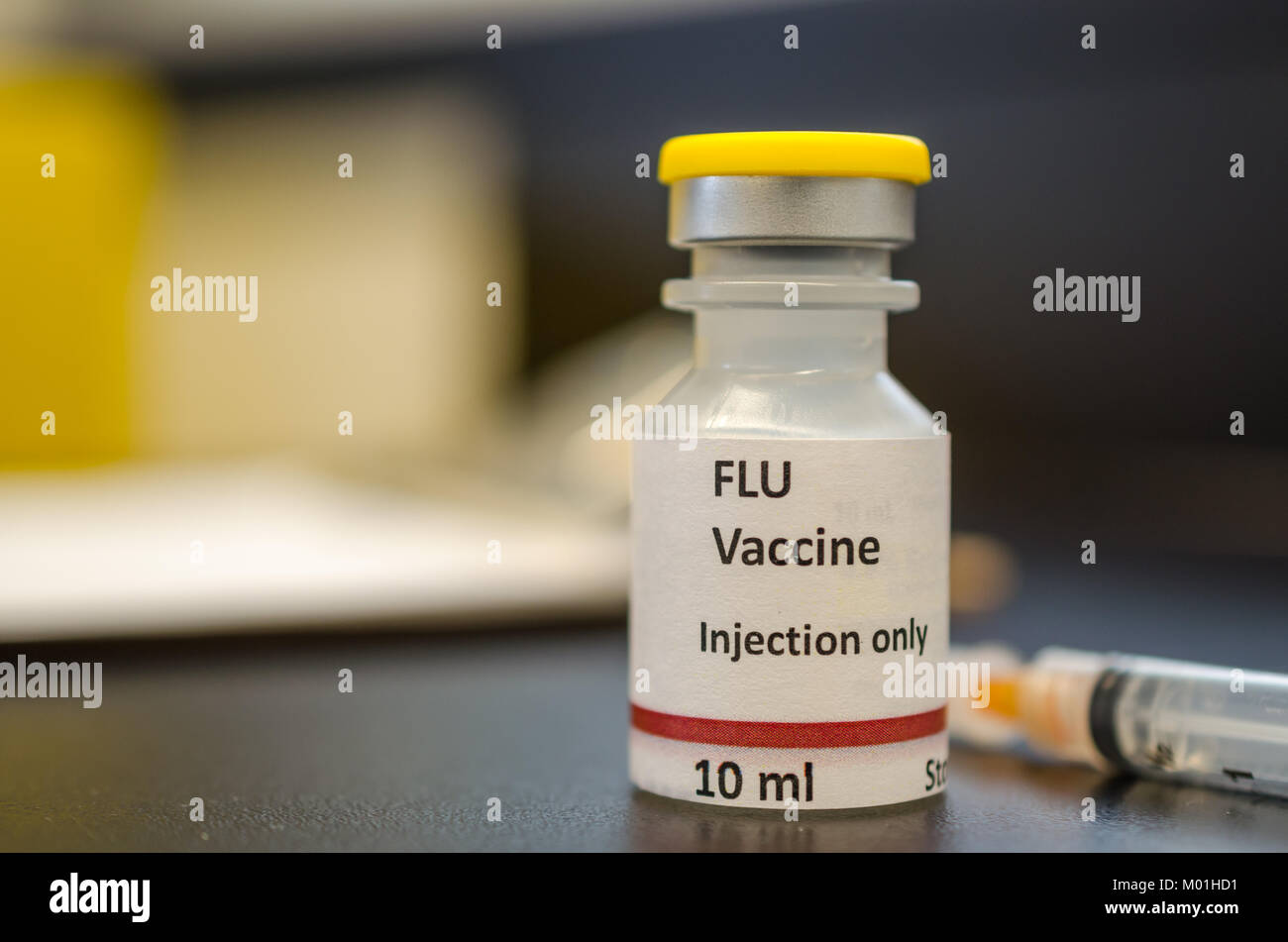 Arzt zeigt Grippe-Impfstoff-Fläschchen in der Klinik Stockfoto
