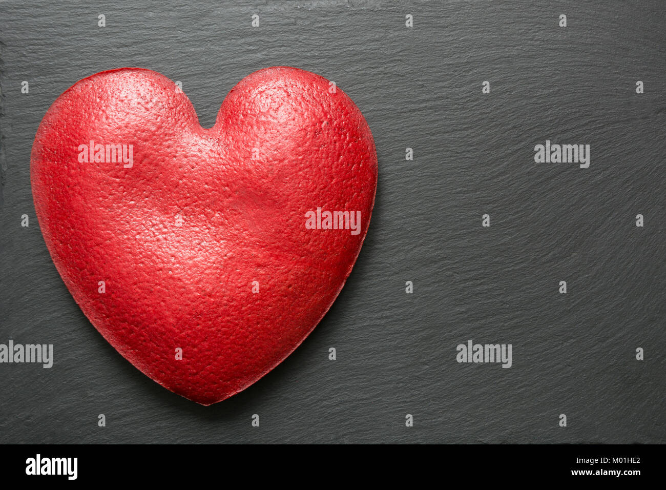 Valentines Tag Zusammensetzung großes Herz von Red Velvet Cake über Schiefer Teller. Ansicht von oben. Kopieren Sie Platz. Stockfoto