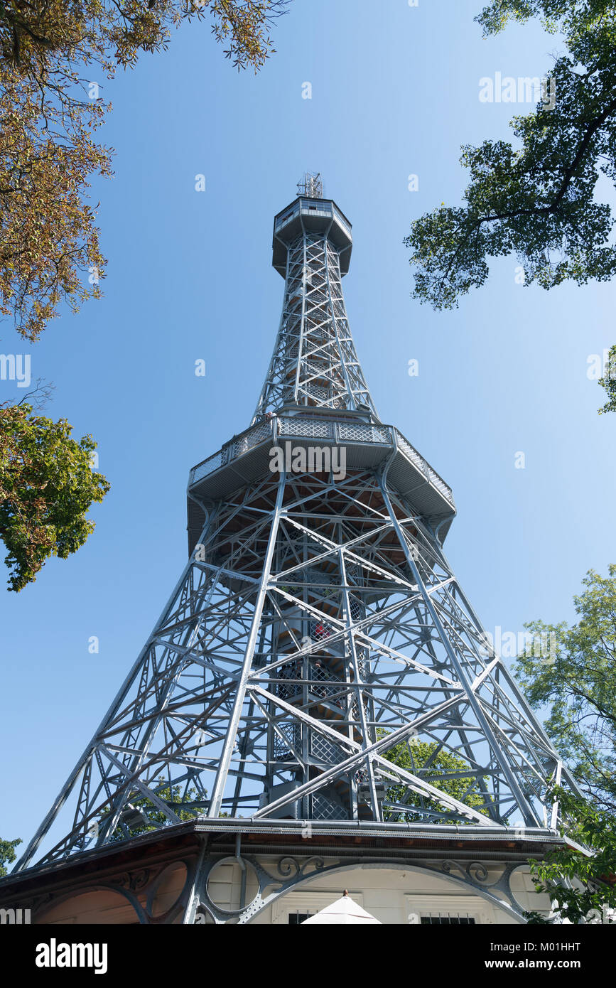 Petrin Aussichtsturm von Bäumen auf dem Hügel mit Blick auf die Stadt Prag, Tschechische Republik. Stockfoto