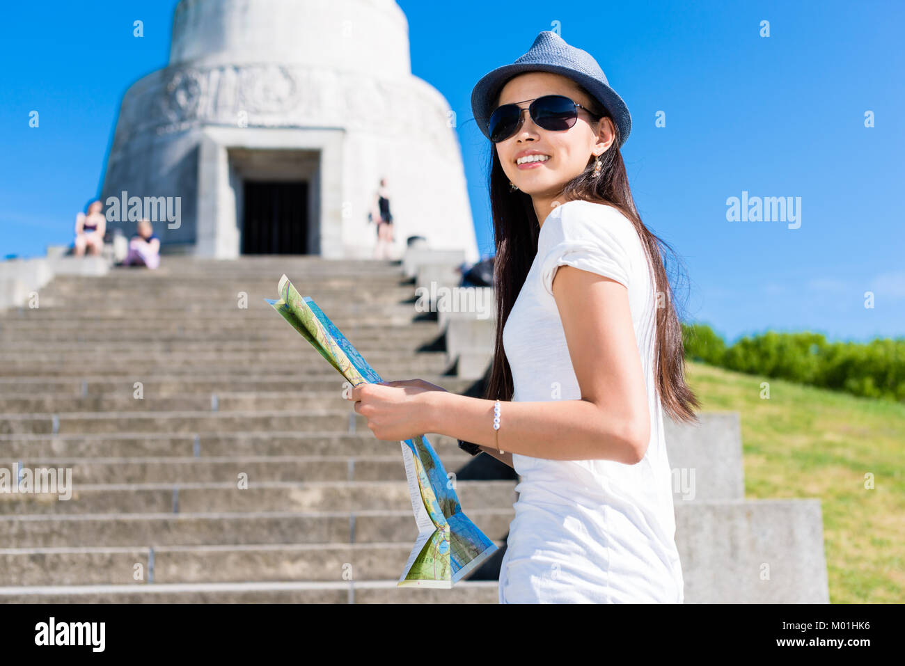 Glückliche junge asiatische tourist Treppensteigen Stockfoto