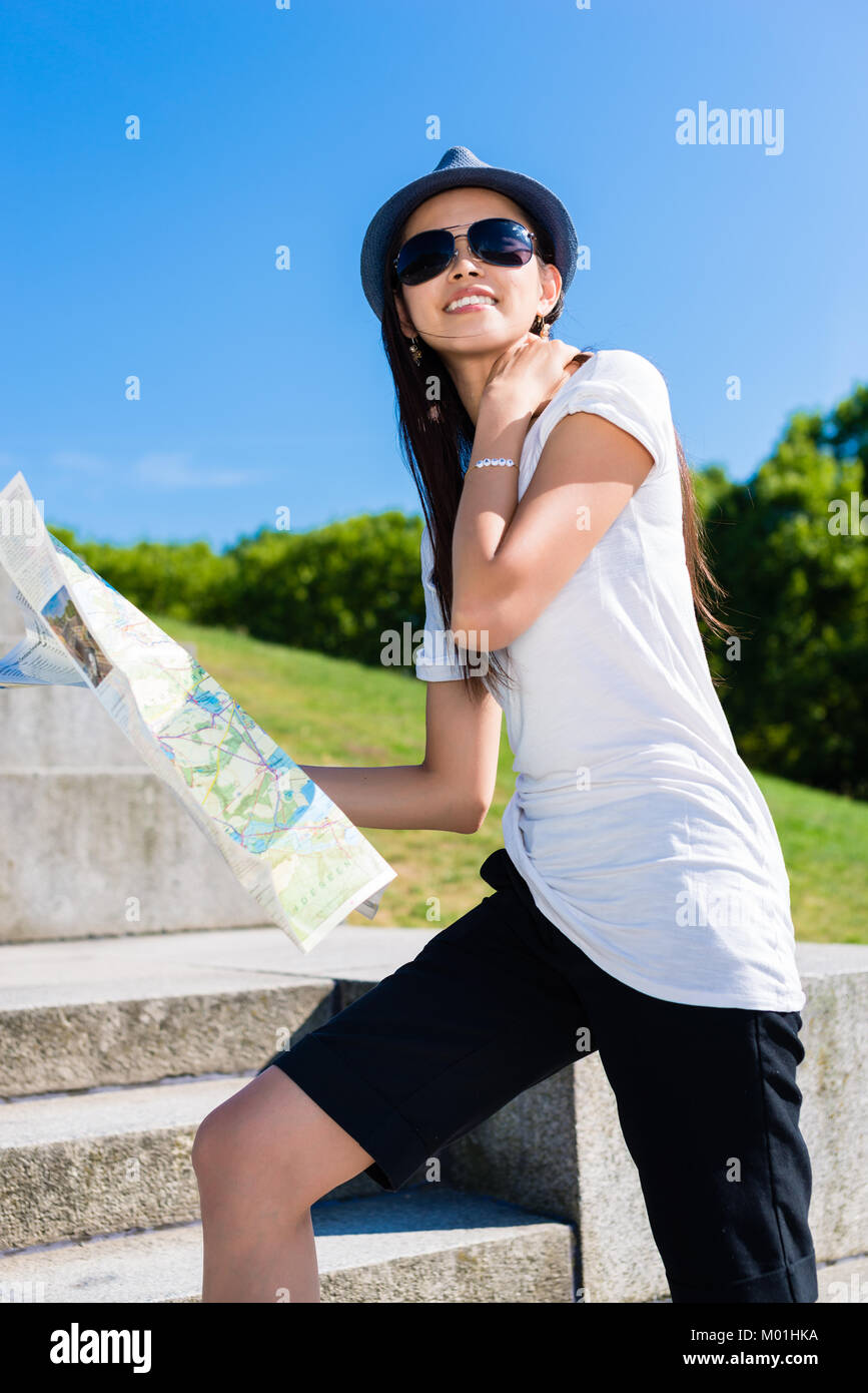 Glückliche junge asiatische tourist Treppensteigen Stockfoto