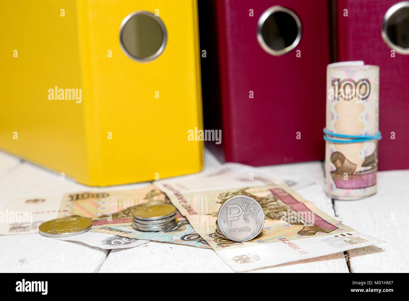 Russische Geld vor dem Hintergrund der Business-Ordner. Strong ruble Stockfoto