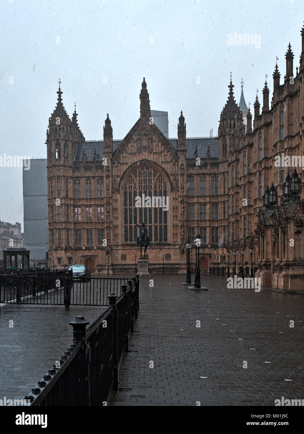 Richard Lion Heart Statue bei Schneefall im Palast von Westminster. London, Großbritannien Stockfoto