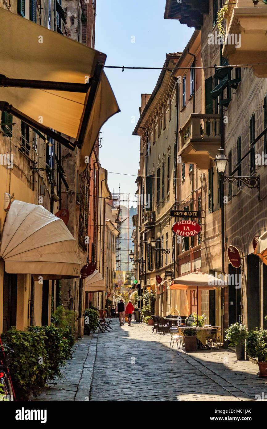 Schmale Straßen in Albenga, Italien. April 2017. Stockfoto