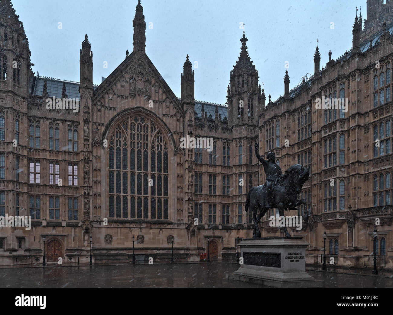 Richard Lion Heart Statue bei Schneefall im Palast von Westminster. London, Großbritannien Stockfoto
