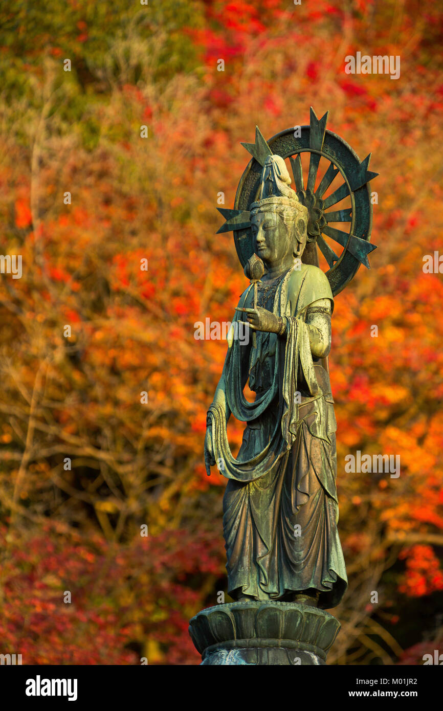 Quan Yin statue am Yuzen-en Garten im japanischen Kyoto im Herbst. Stockfoto