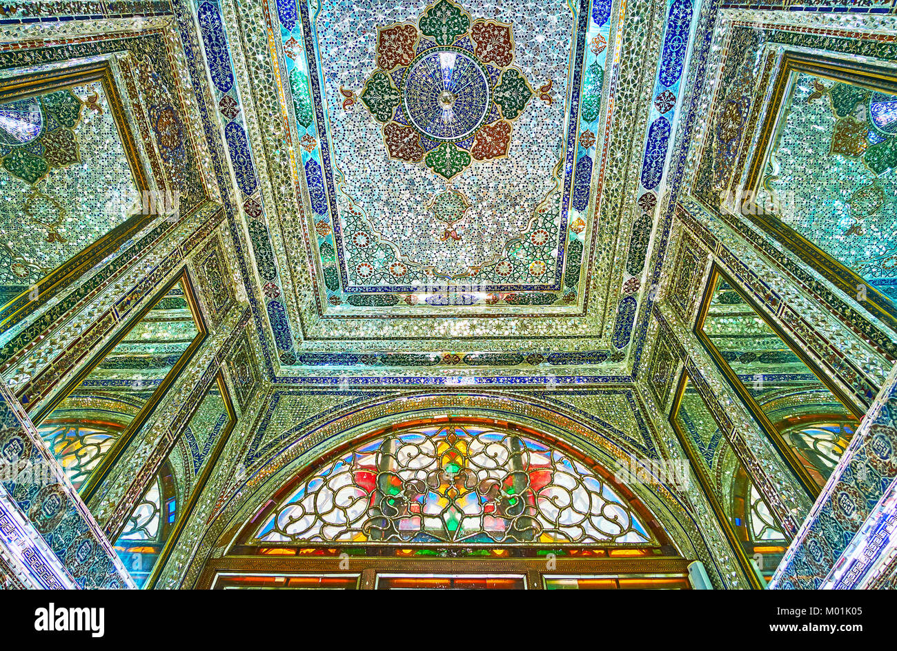 SHIRAZ, IRAN - Oktober 12, 2017: Die glänzenden Dekore spiegel Hall des Qavam (Ghavam) Haus in Naranjestan Komplex, das berühmt ist für seine herrliche Inter Stockfoto