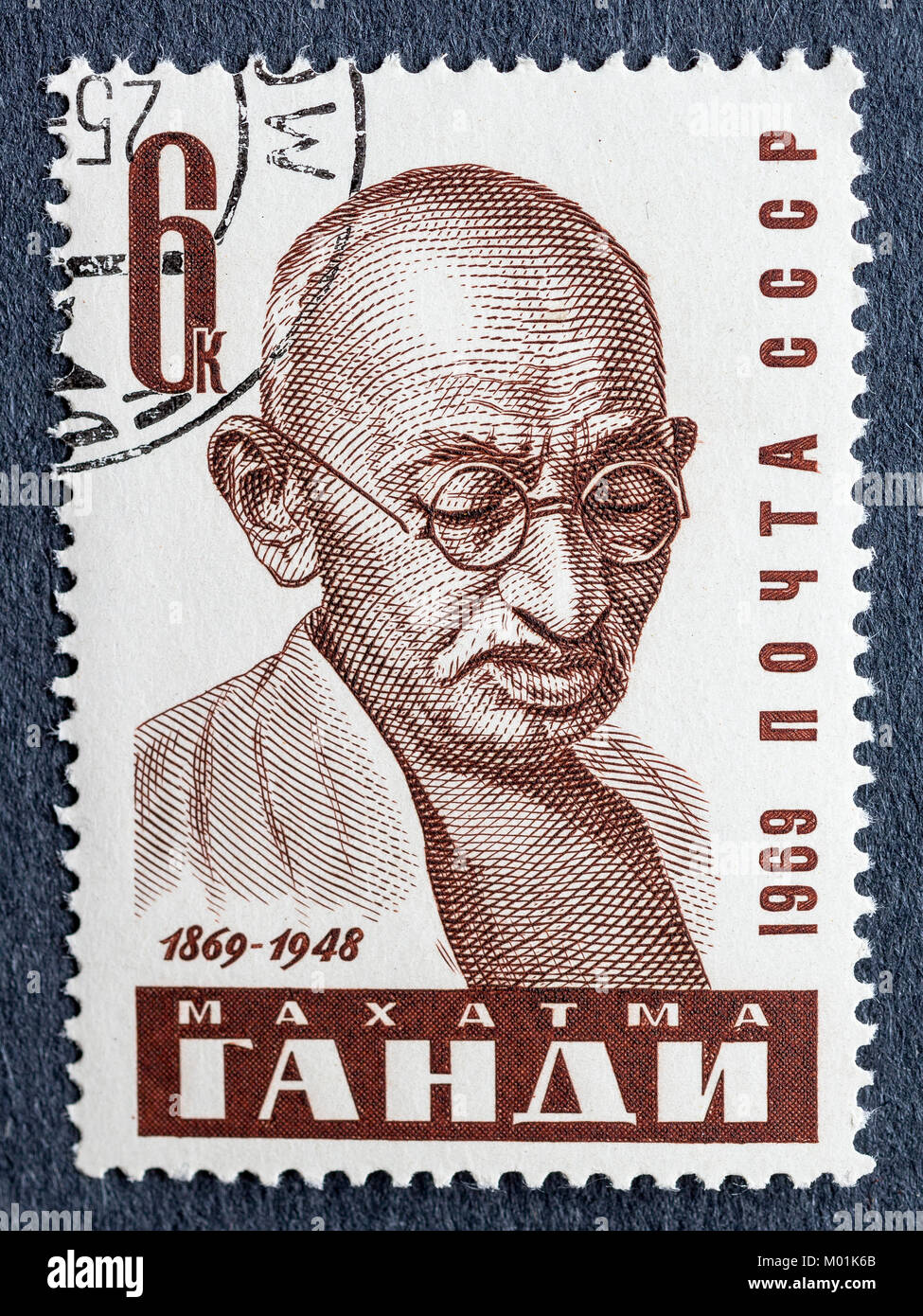 Biella, Italien - 29 Oktober, 2017. Briefmarke mit Mahatma Gandhi Porträt. CCP Porto 1969 Stockfoto