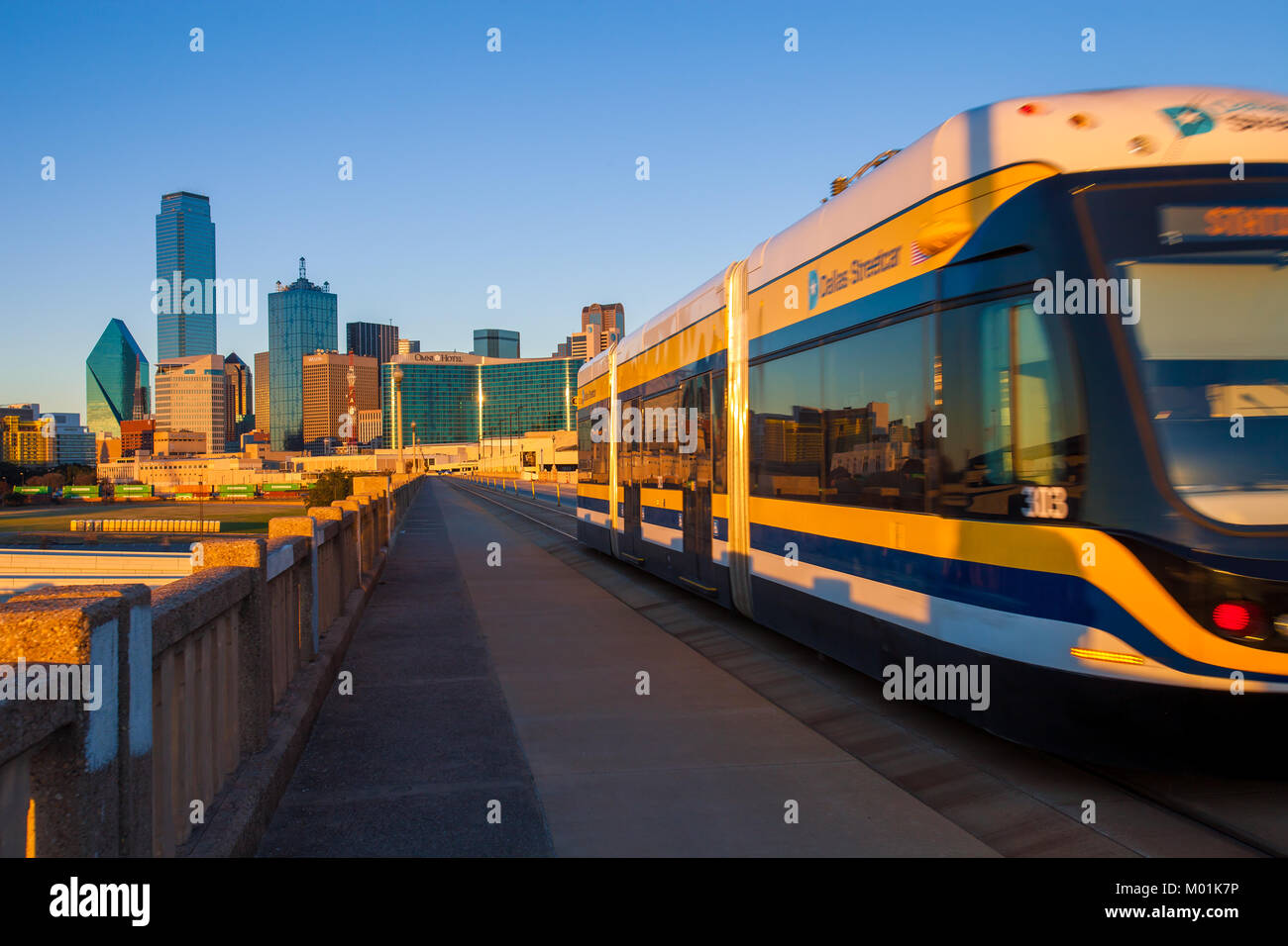 DALLAS, Texas - Dezember 10, 2017 - Umzug der Straßenbahn auf der Houston Street Viadukt mit der Stadt Dallas im Hintergrund Stockfoto