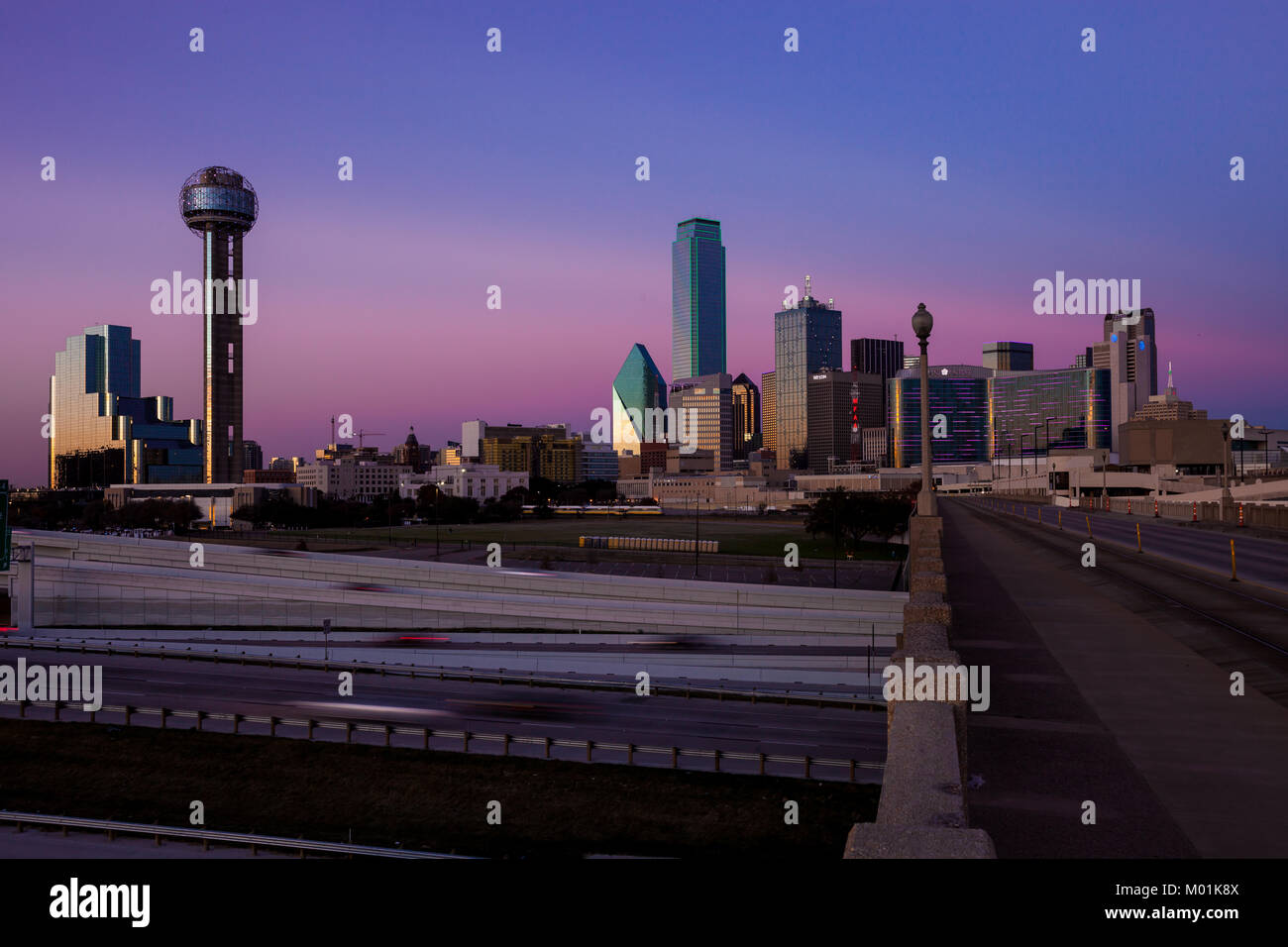 DALLAS, Texas - Dezember 10, 2017 - Blick auf Dallas cityskape vom Houston St. Viadukt Brücke Stockfoto