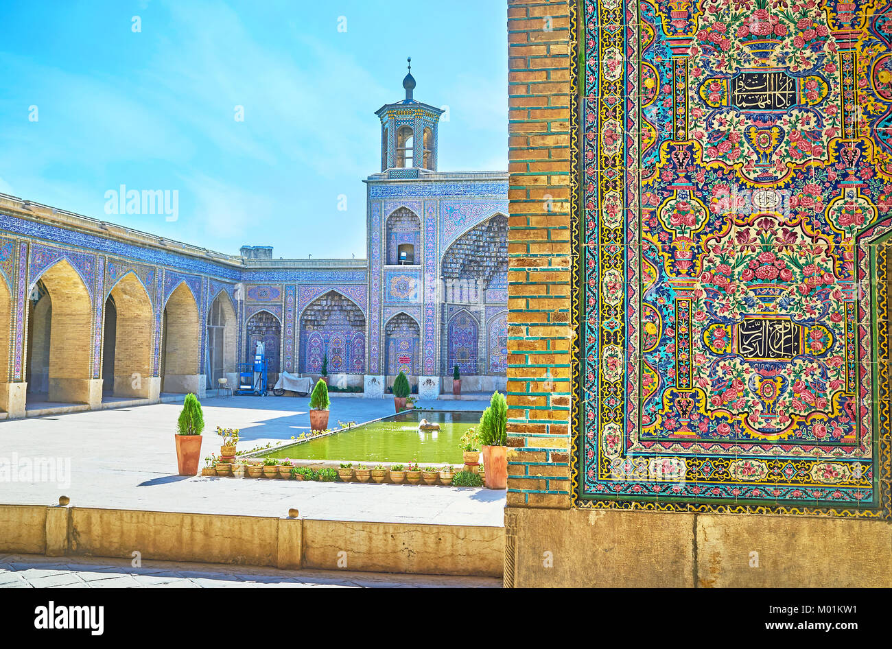 Nasir Ol-Molk Moschee mit eleganten Fliesen- Dekorationen in rosa Gamma, so sein auch als Rosa Moschee in Shiraz, Iran bekannt. Stockfoto