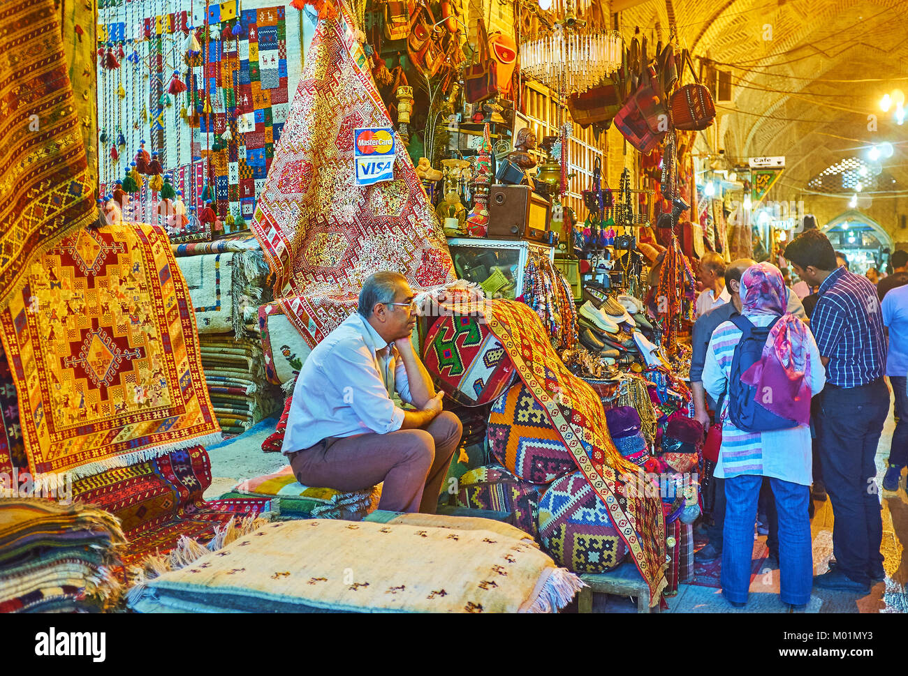 SHIRAZ, IRAN - Oktober 12, 2017: Die vakil Basar mit zahlreichen Teppich Stores mit großen Menge unterschiedlicher Teppiche, antik, modern, Pro Stockfoto
