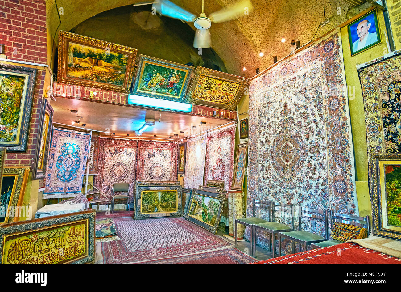 SHIRAZ, IRAN - Oktober 12, 2017: Das gerahmte Wandteppiche mit  Reproduktionen berühmter Bilder und Persische Teppiche sind perfekte  dekorative Details für d Stockfotografie - Alamy