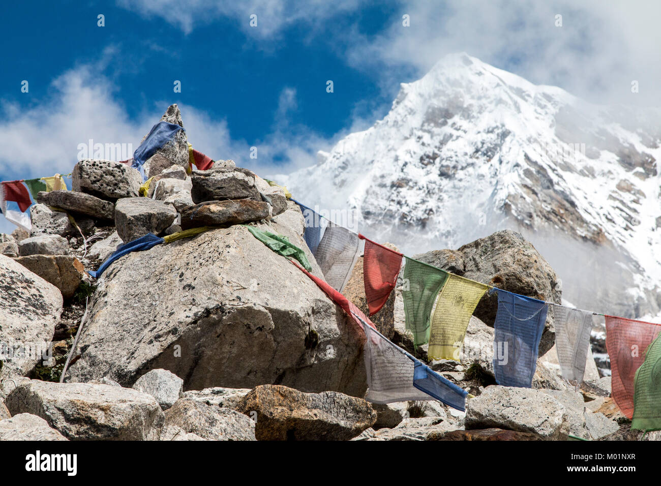 Gebetsfahnen auf einem Cairn, Nepal Stockfoto
