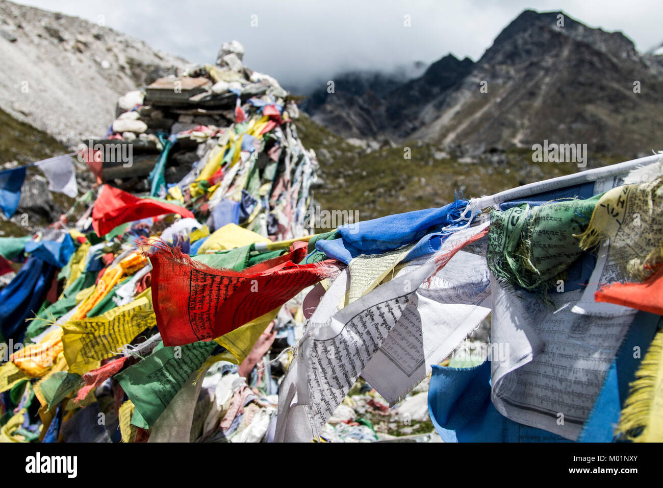 Gebetsfahnen auf einem Everest Memorial, Nepal Stockfoto