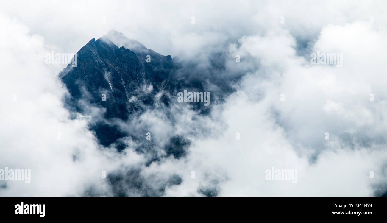 Himalayan Mountain in den Wolken Stockfoto