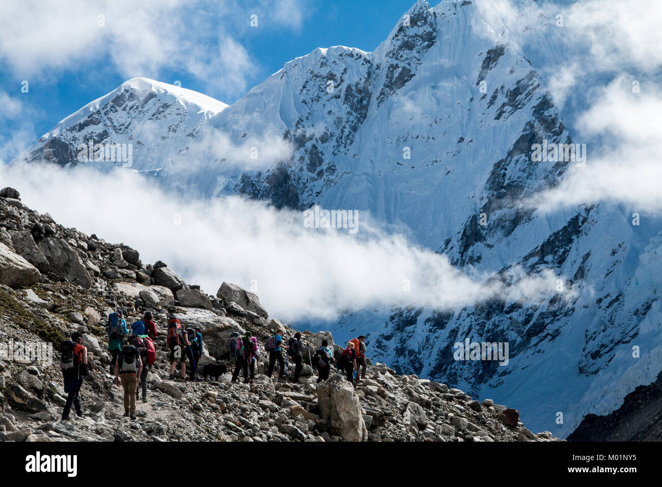 Everest Base Camp Trekker am Nupste Gesicht, Nepal Stockfoto