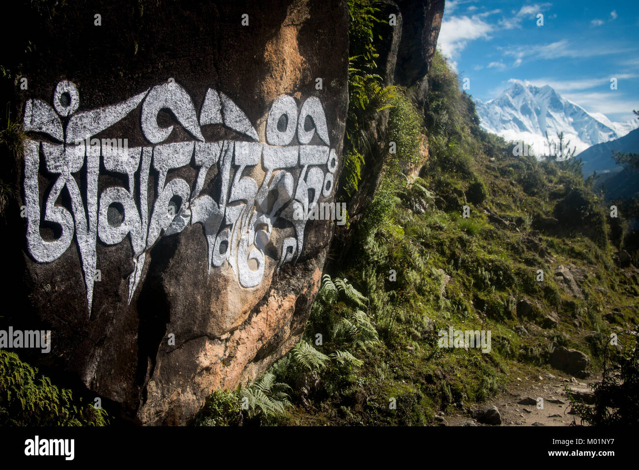 Mani Stein mit Blick auf die Berge, den Everest Region, Nepal Stockfoto