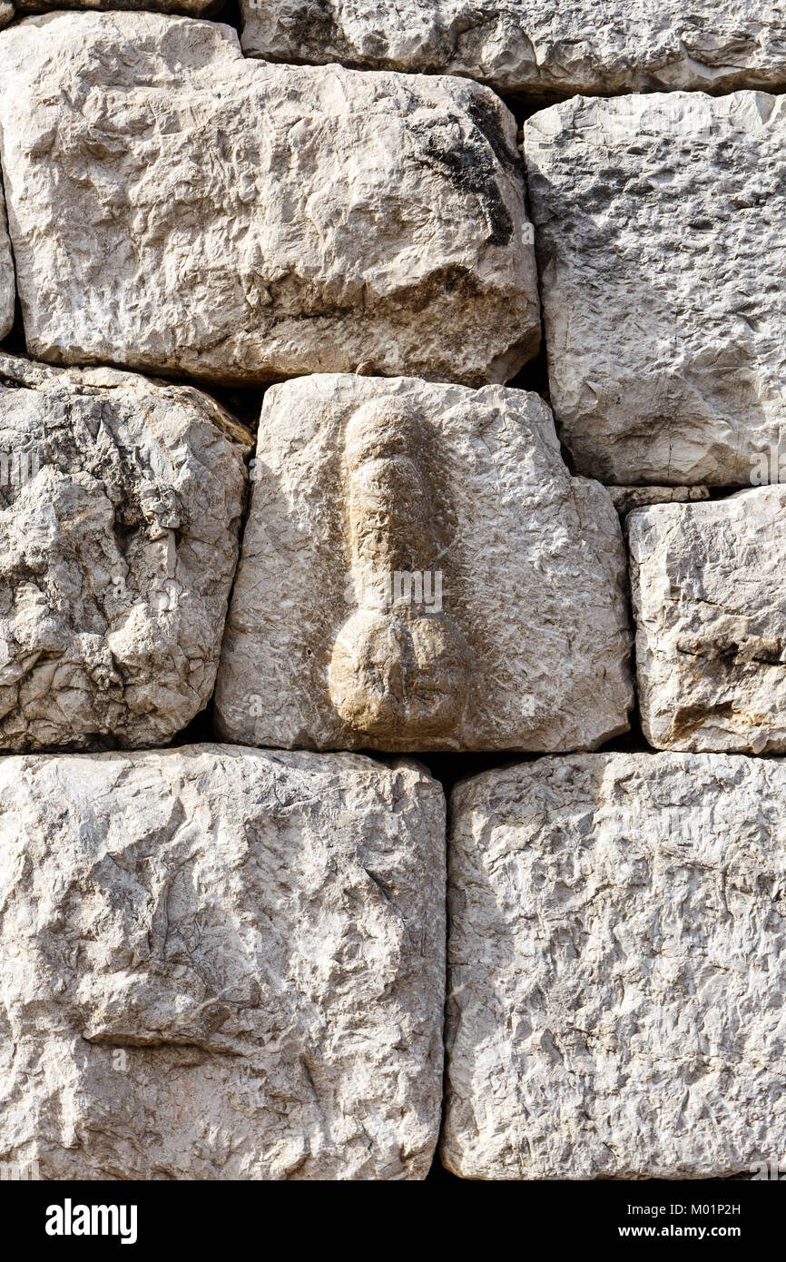 Phallus-symbol geschnitzt in der Steinmauer am Eingang in die römische Stadt von Empuries, Costa Brava, unerwünschte Besucher zu warnen. Stockfoto